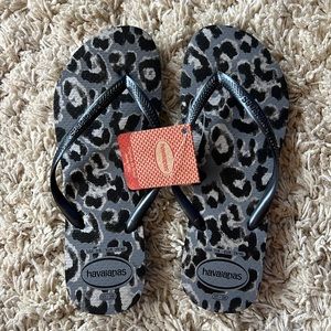 NWT Havaianas flip flops size 7/8